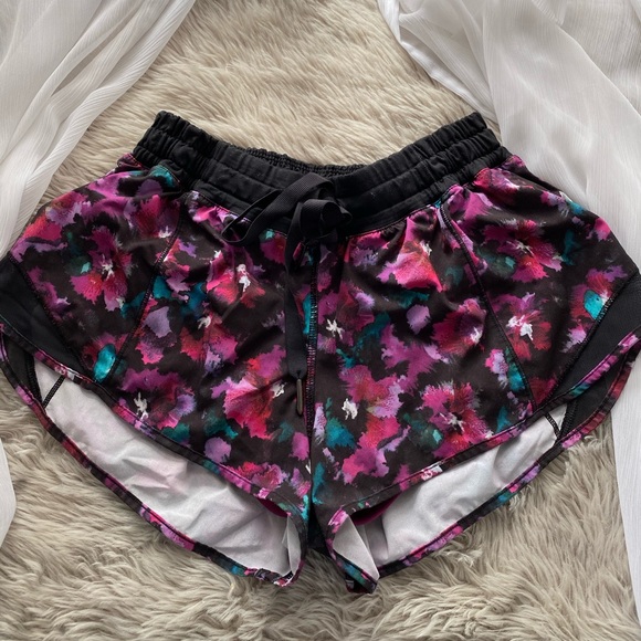 LuluLemon Patterned Shorts - Picture 1 of 4